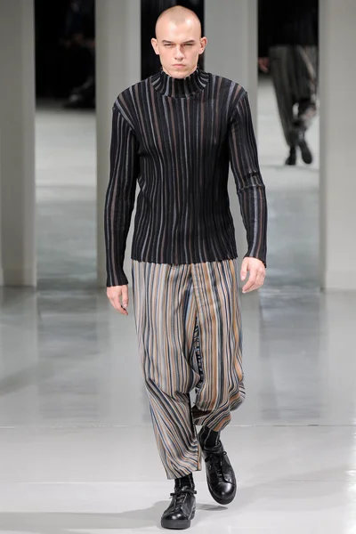 Look 10